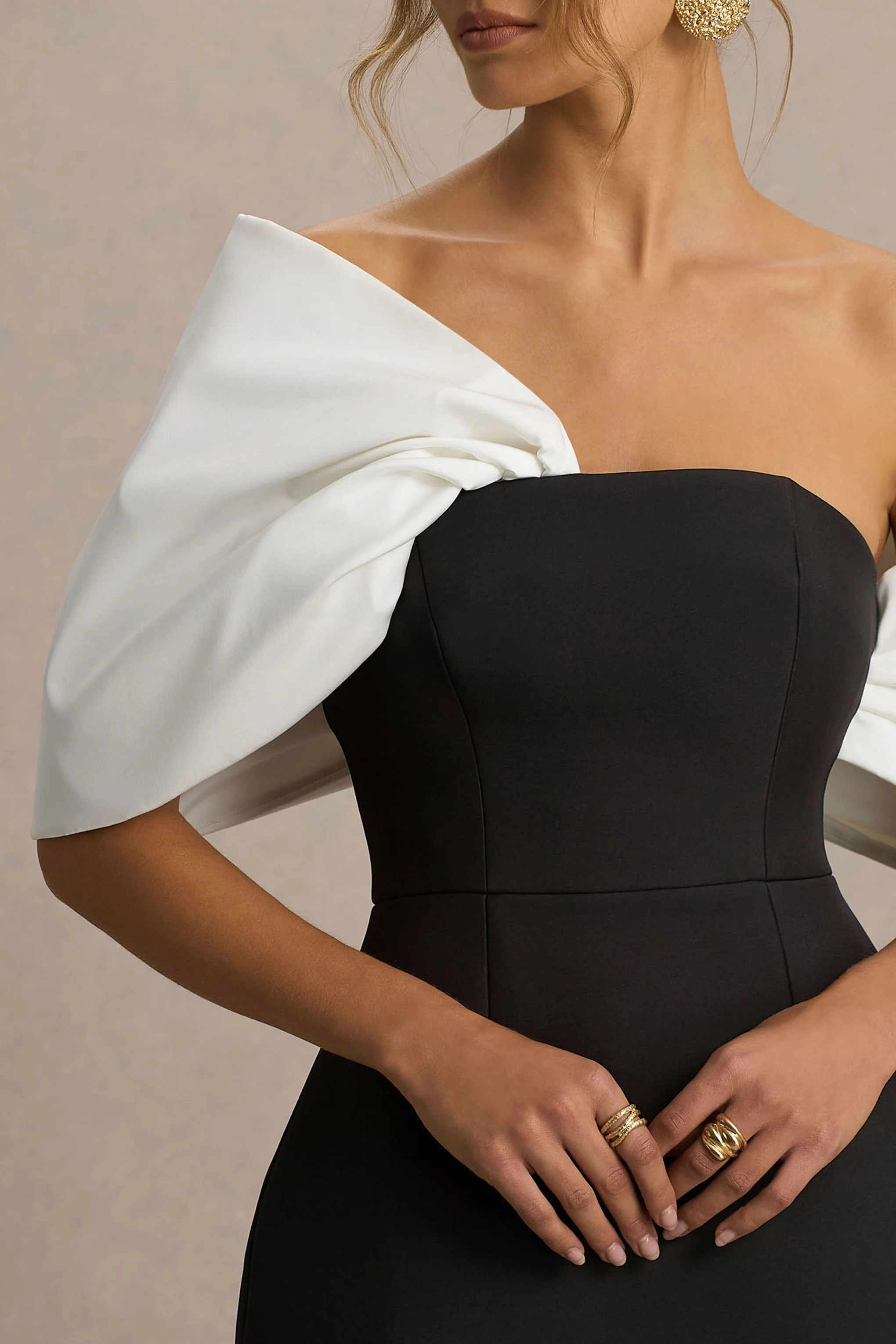 Tindra | Zwart-witte satijnen mini jurk met bandeau hals en Strik Mouwen - Image 3