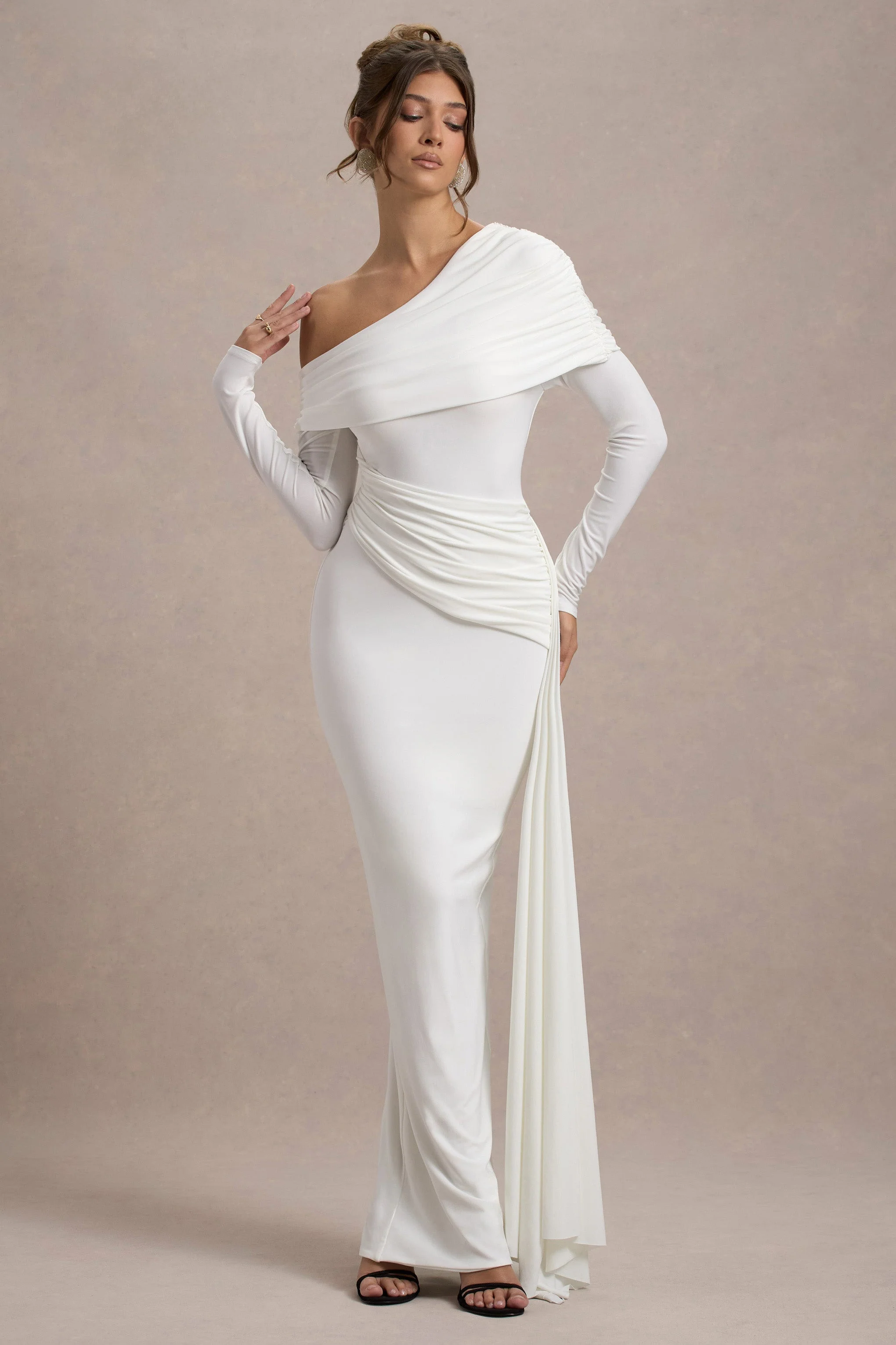 Valina | Witte Gerimpeld Asymmetrische Maxi Jurk Met Drapering - Image 4