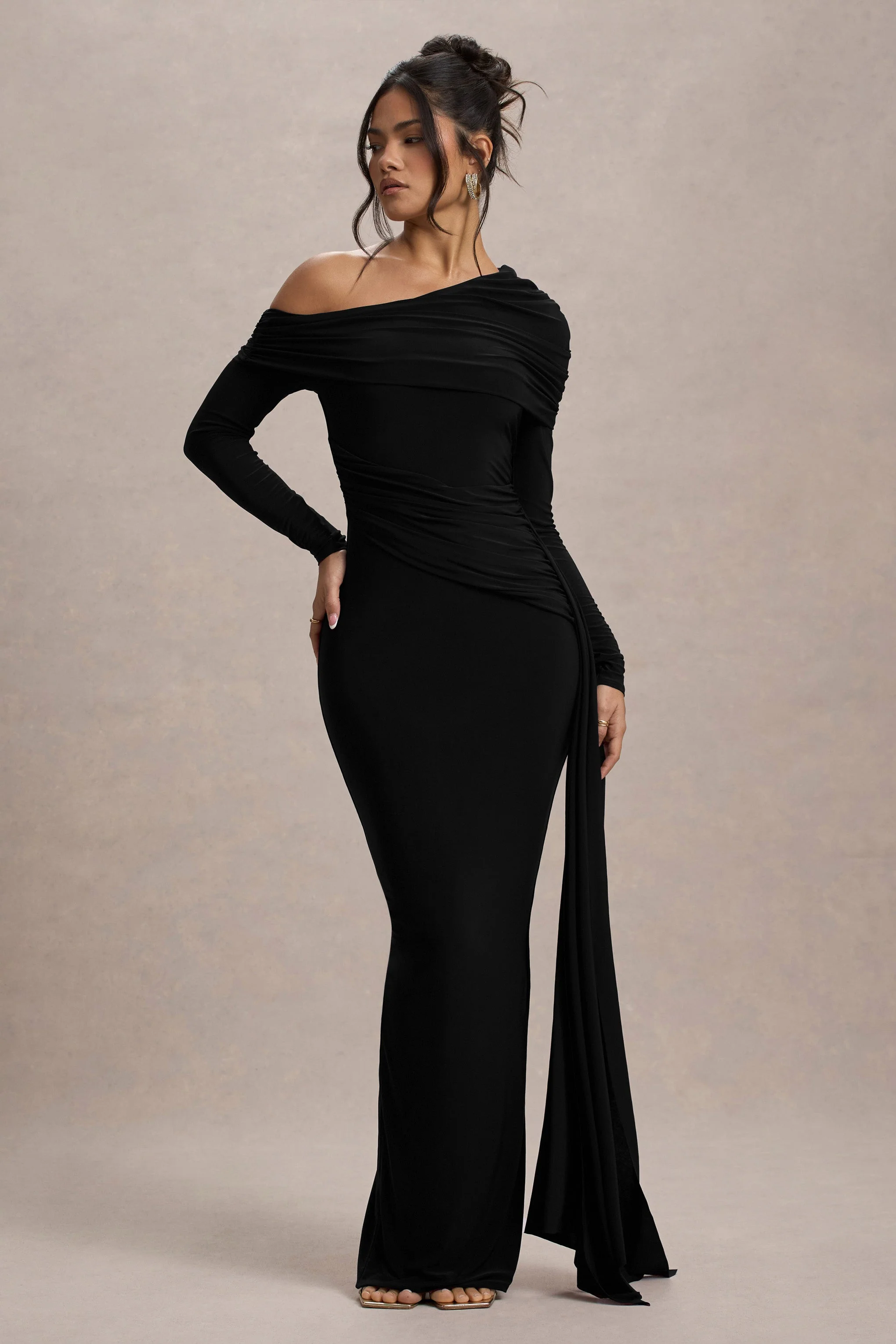 Valina | Zwarte Gerimpeld Asymmetrische Maxi Jurk Met Drapering - Image 4
