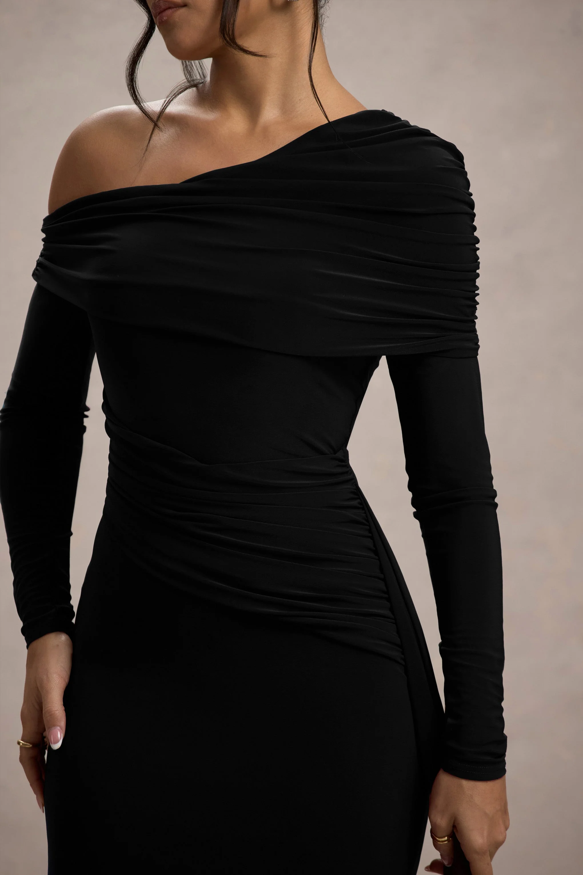 Valina | Zwarte Gerimpeld Asymmetrische Maxi Jurk Met Drapering - Image 5