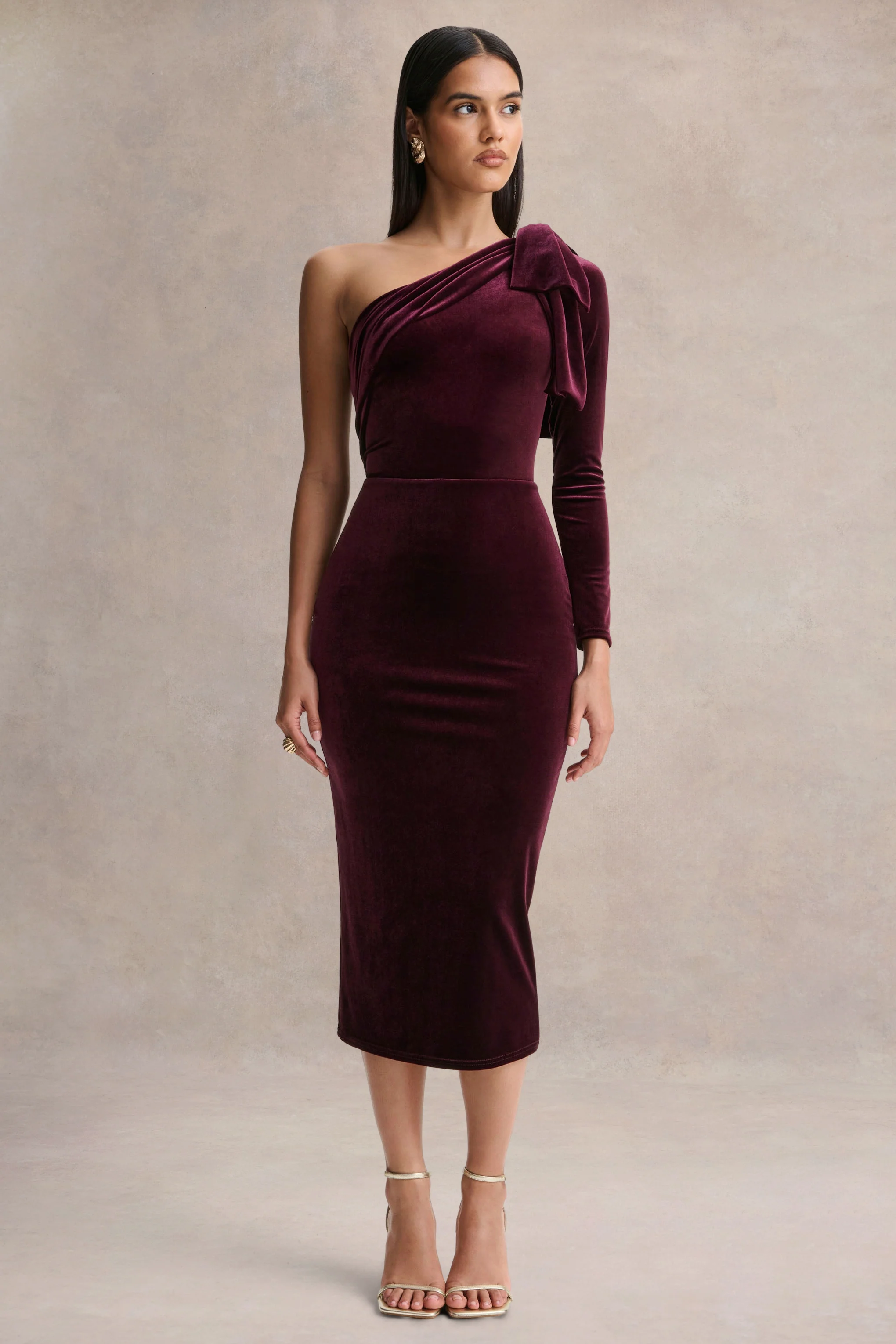 Vespera | Bordeaux Fluwelen Asymmetrische Hals Midi Jurk Met Strik Detail - Image 4