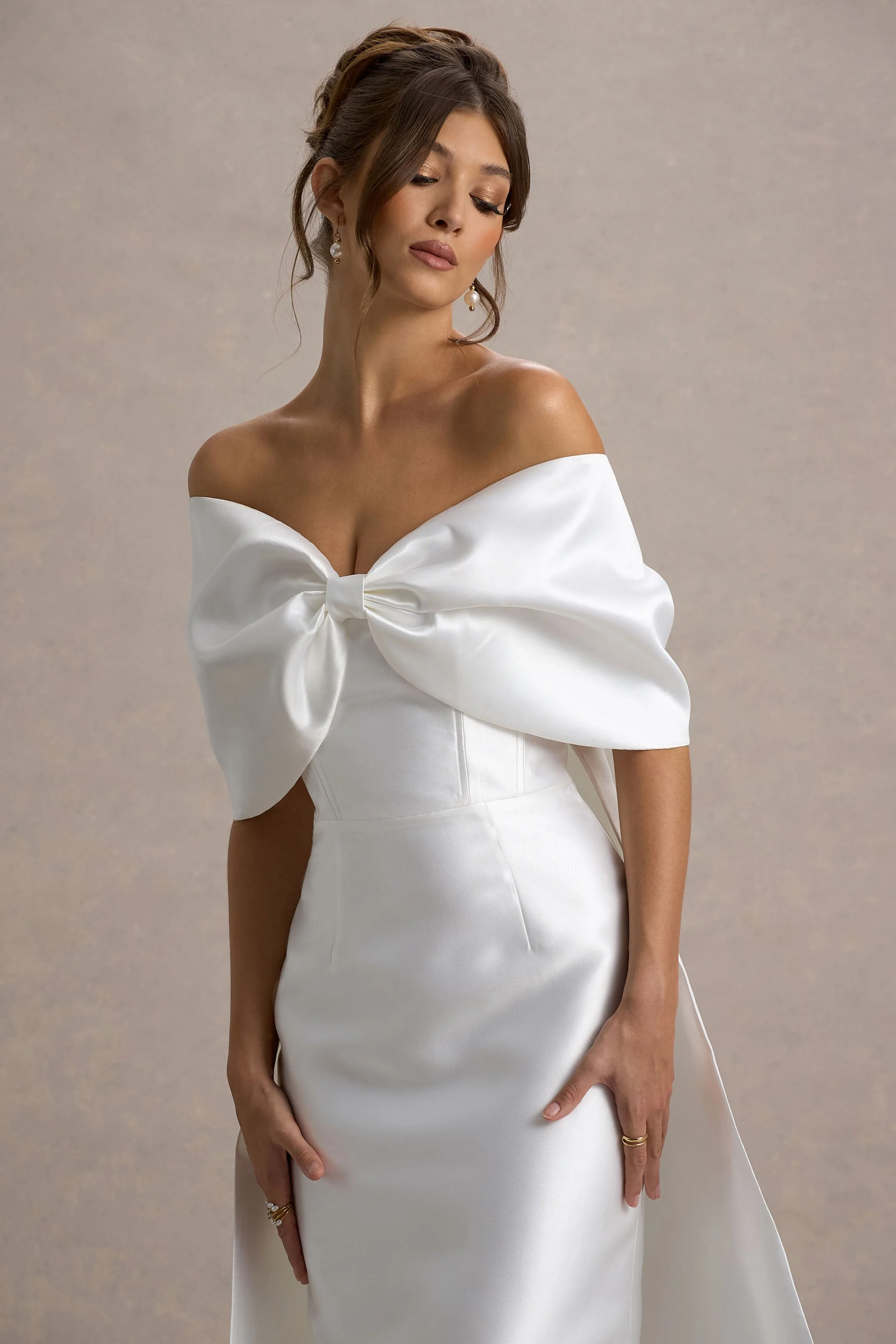 Wanting More | Off White Satijnen Cape Maxi Jurk Met Oversized Strik Detail - Image 3
