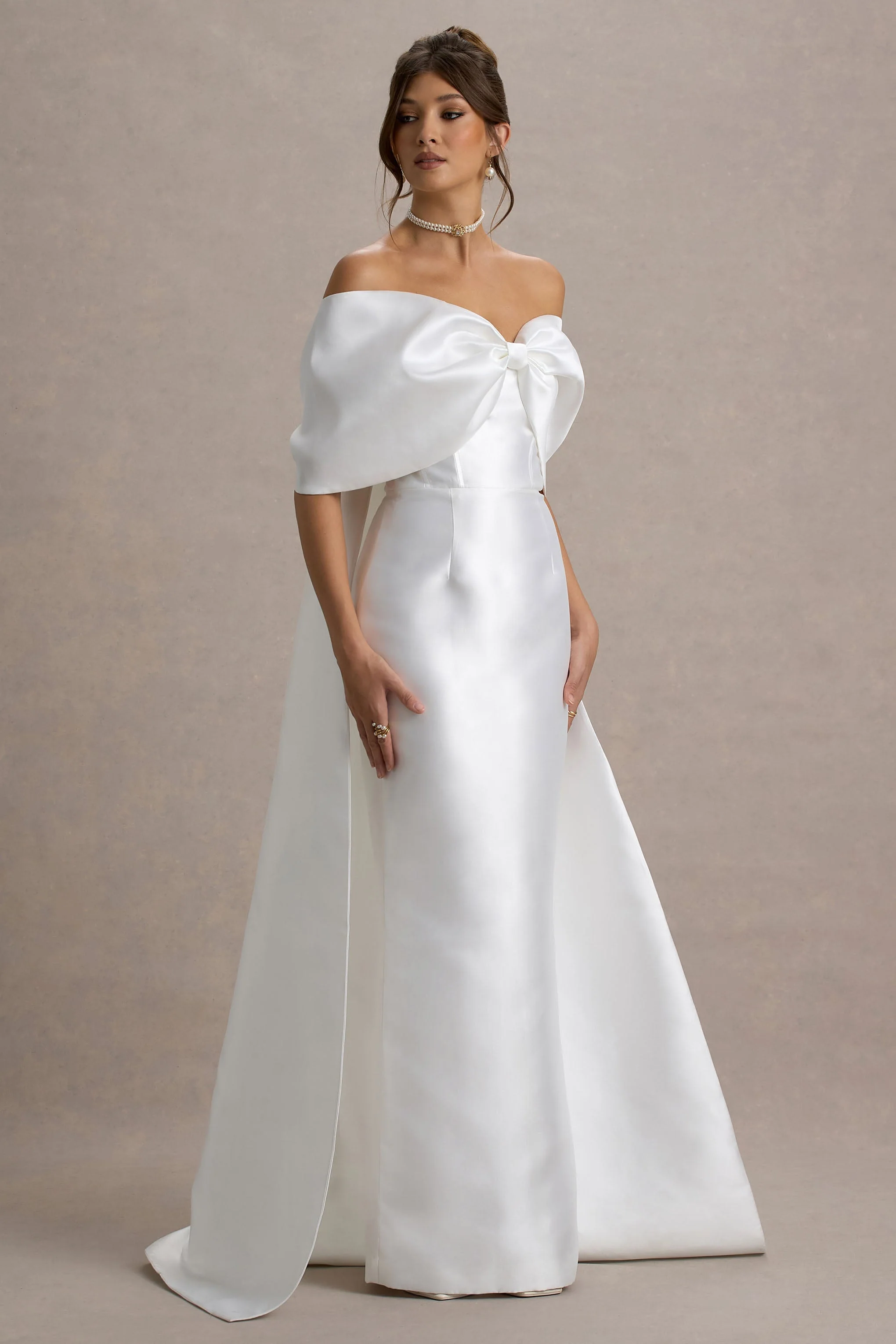 Wanting More | Off White Satijnen Cape Maxi Jurk Met Oversized Strik Detail - Image 5