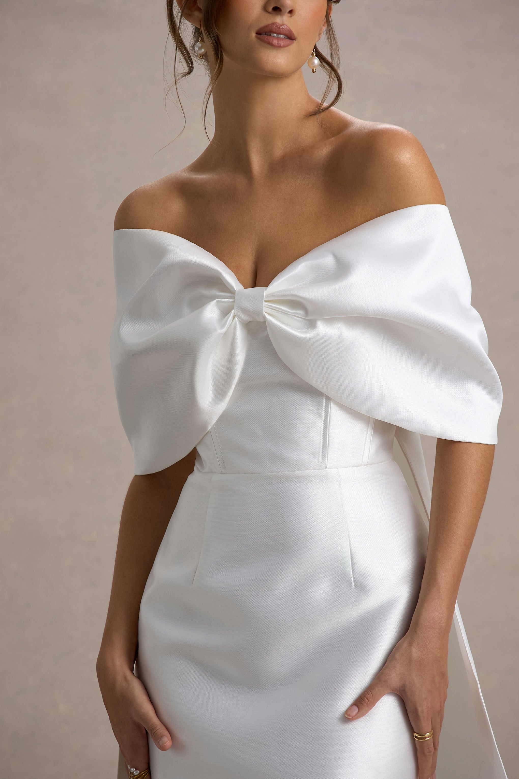 Wanting More | Off White Satijnen Cape Maxi Jurk Met Oversized Strik Detail - Image 7