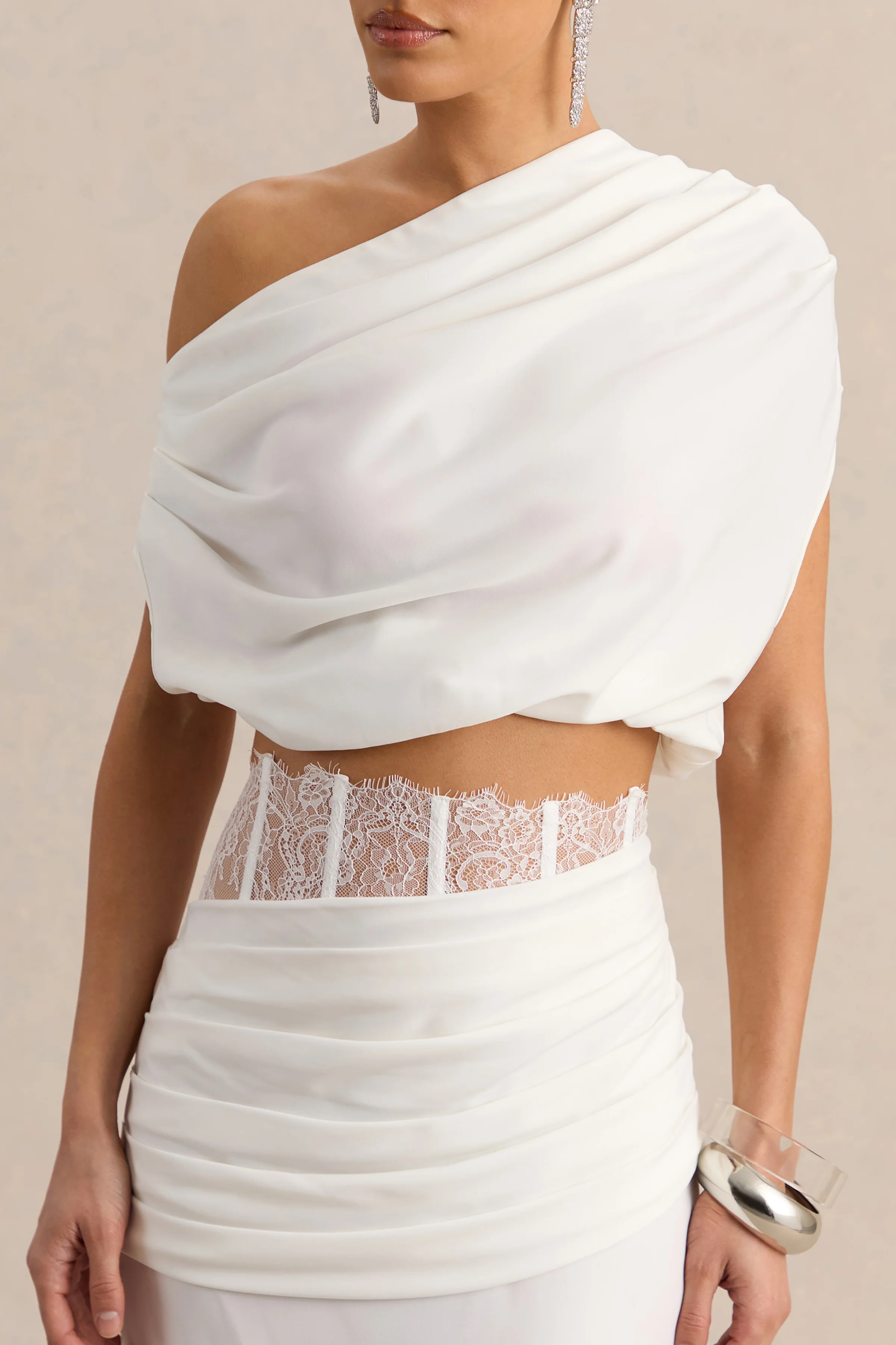 Yaselle | Witte Satijnen Crop Top Met Asymmetrische Hals - Image 5